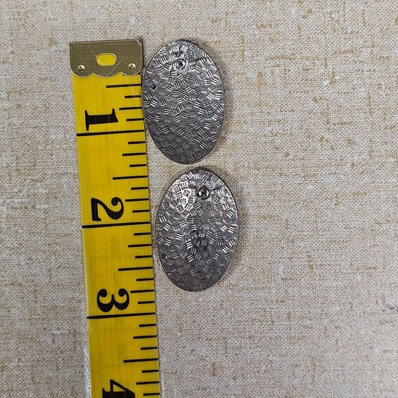 Vintage Cloisonne Hibiscus Women's Blue Floral Embossed Oval Stud Earrings - Picture 4 of 5